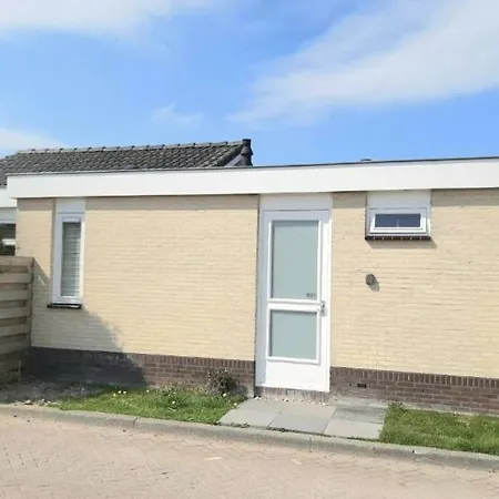 Feriehus Finn, Met Grote Tuin En Veel Privacy Dirkshorn